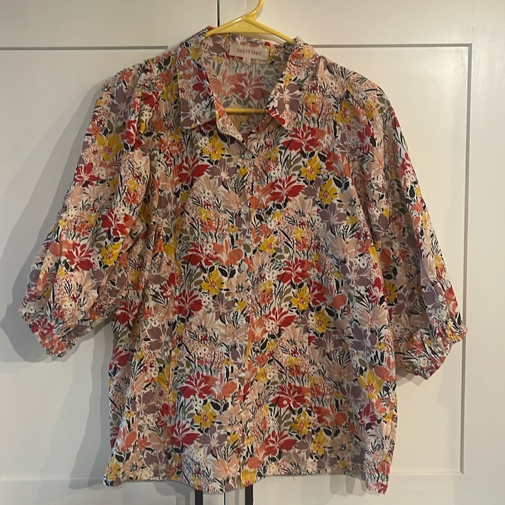 Solitaire women’s button up eyelet floral top size large